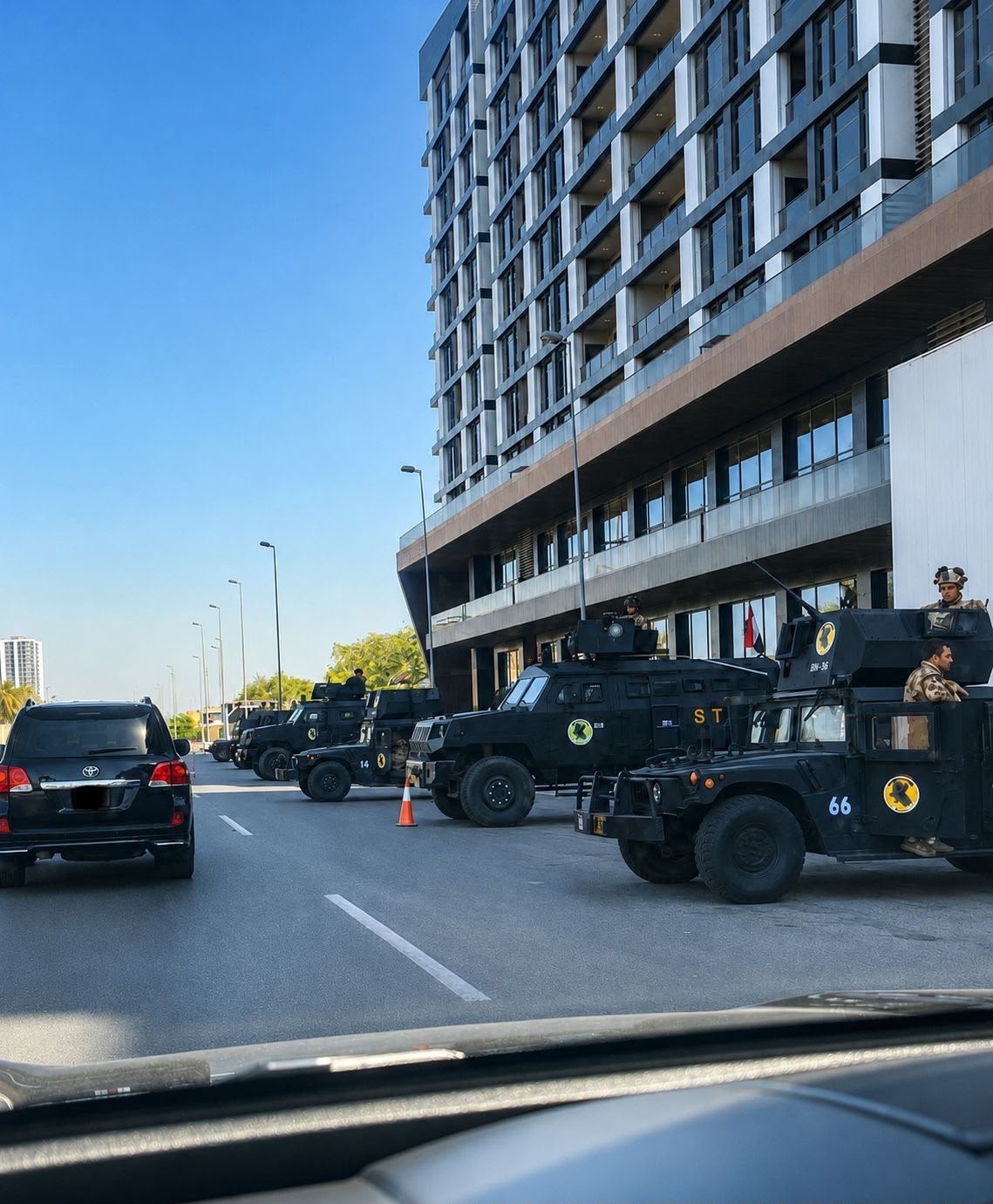 Perimeter-Sicherung mit gepanzerten Fahrzeugen bei Standortankunft