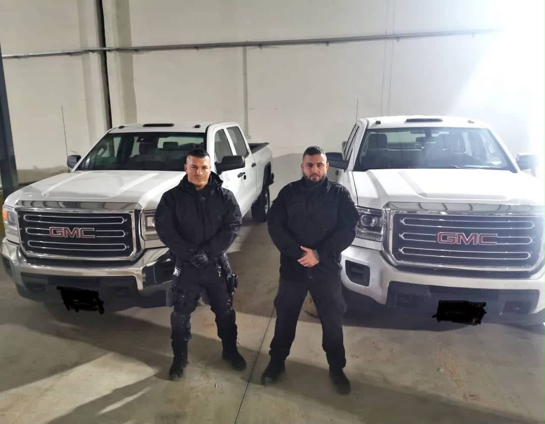 Schutzteam mit Unterstützungsfahrzeugen in einem gesicherten Areal